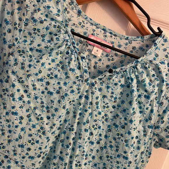 Koi floral scrub top. - Picture 2 of 5